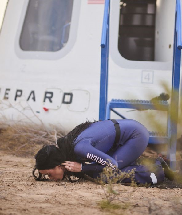 Blue Origin, acuzată de înscenare după un clip cu trapa deschisă din interior, înainte ca Katy Perry să coboare