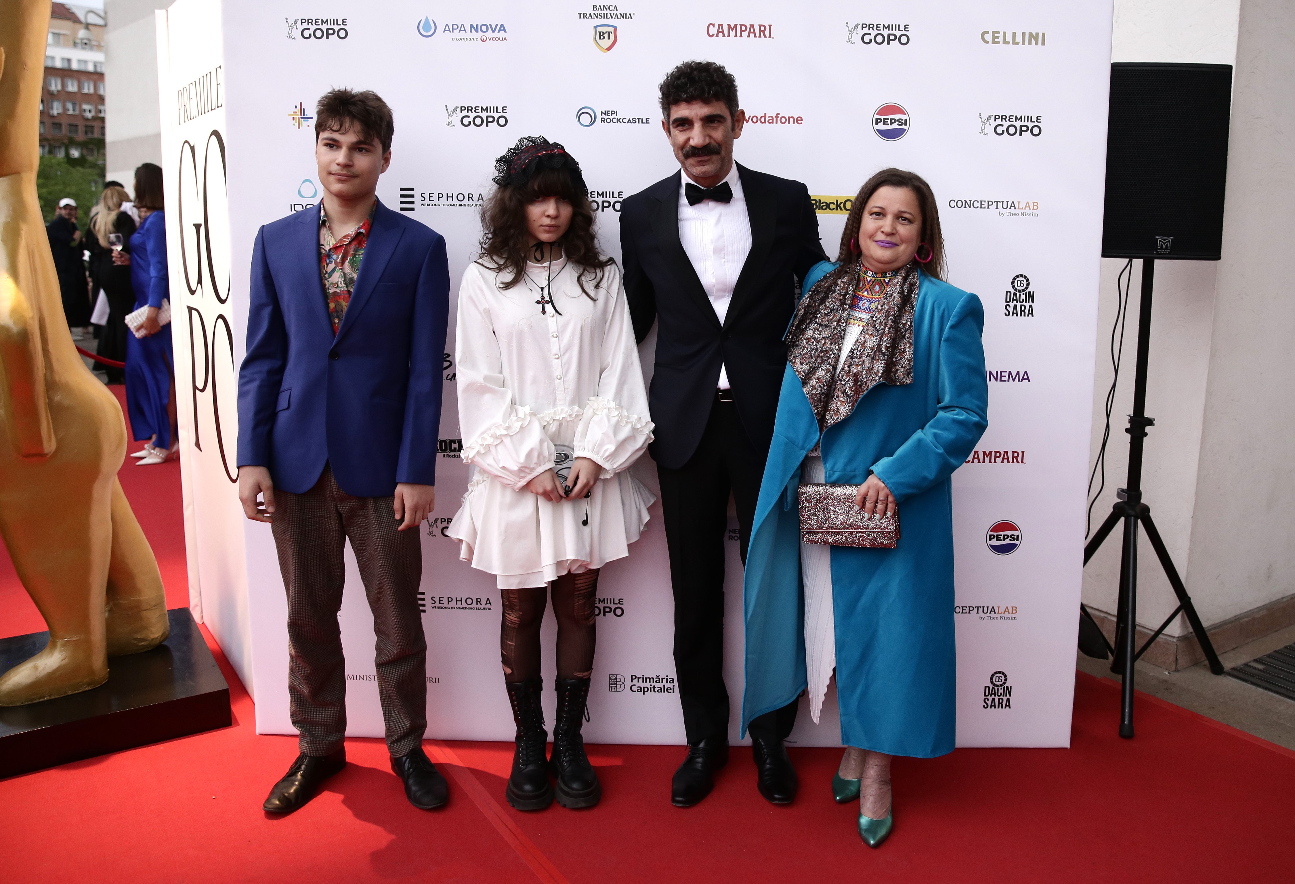 Toma Cuzin, cunoscut ca Firicel din „Las Fierbinți”, cu familia la Premiile GOPO 2024. Imagini rare cu soția și cei doi copii