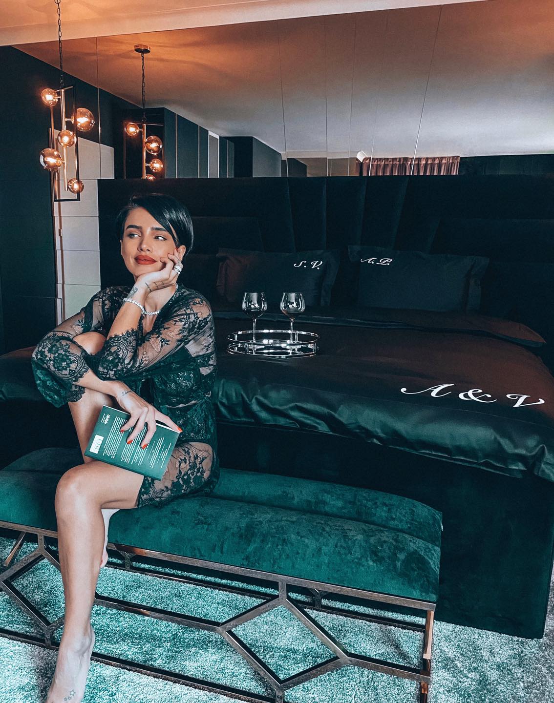 Imagini cu casa în care locuiește Adelina Pestrițu cu familia. Are un dormitor de lux, cu o lenjerie personalizată care costă 8.000 de lei
