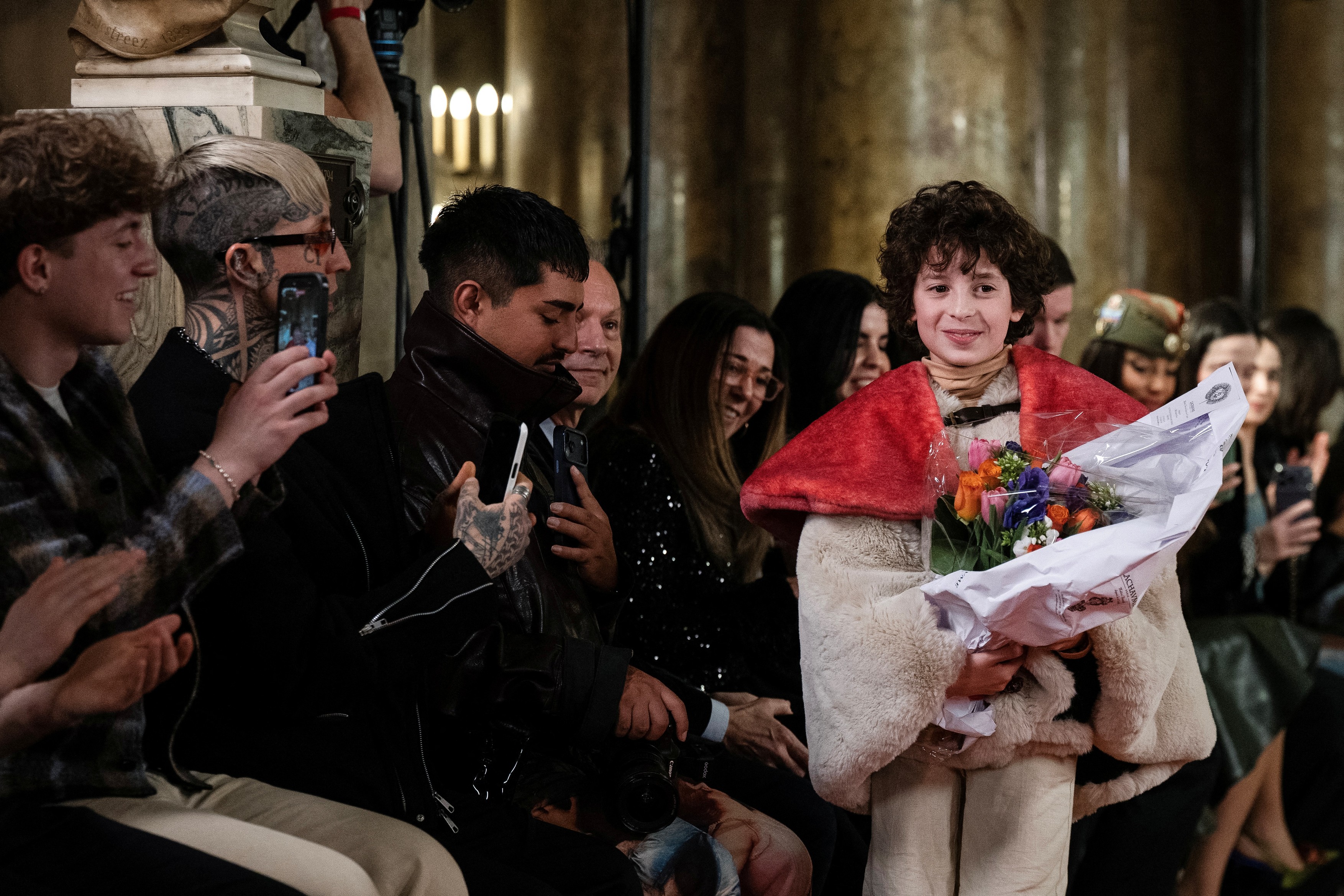 Are doar 9 ani şi deja defilează la Paris Fashion Week: povestea designerului Max Alexander | VIDEO