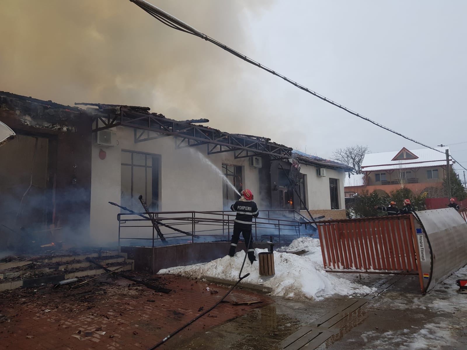 VIDEO&FOTO/ Incendiu puternic în localitatea vrânceană Fitionești. Primăria a fost cuprinsă de flăcări, iar angajații au reușit să iasă înaintea sosirii pompierilor