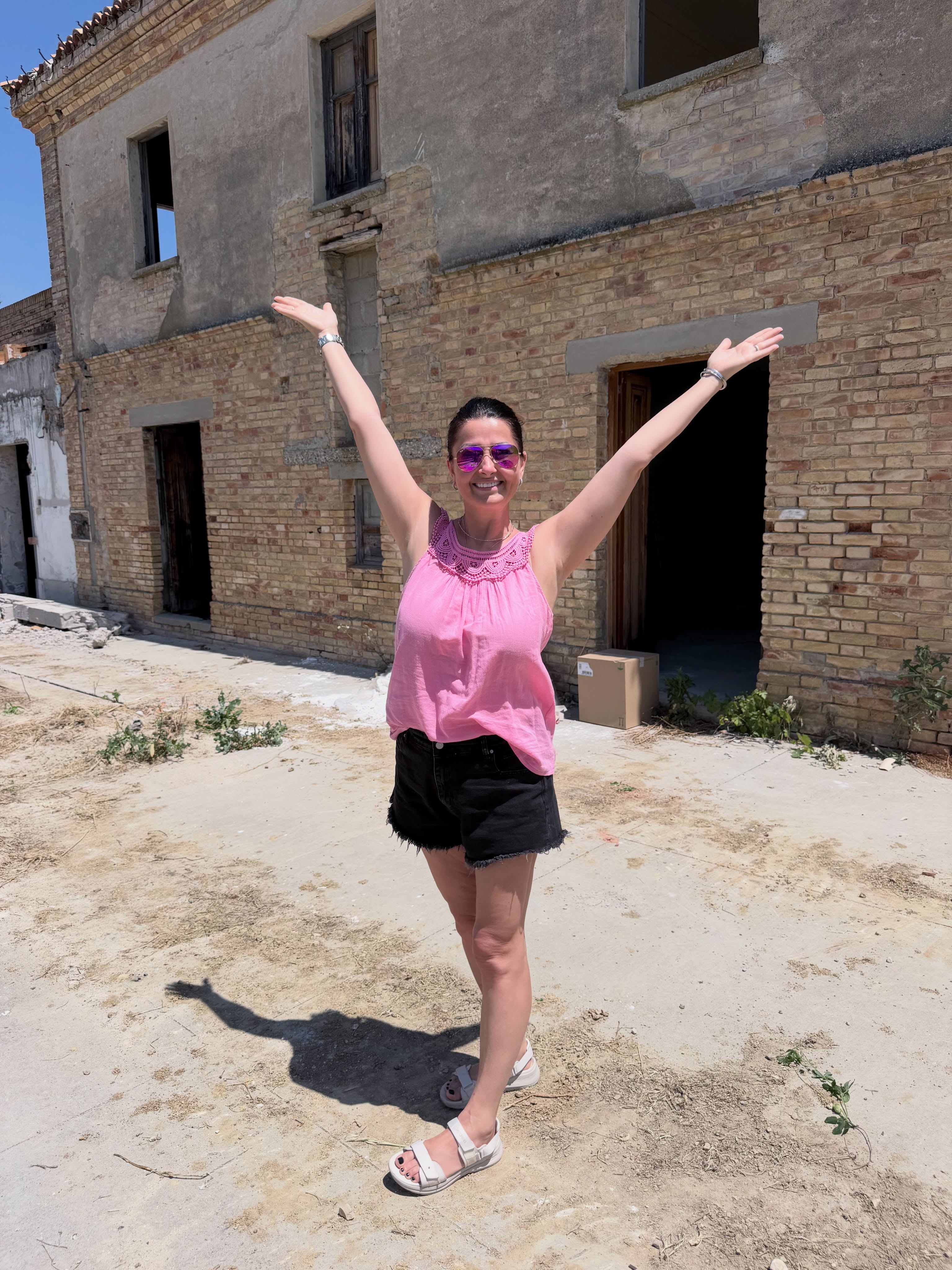Noi imagini cu casa din Italia a Gabrielei Cristea, înainte să fie demolată. Vedeta și soțul ei se află în Abruzzo. „Vom recupera 95% din cărămidă”