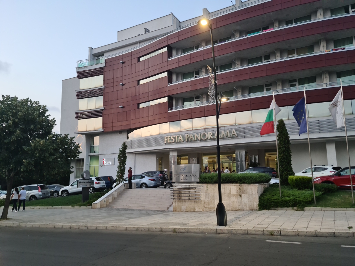 Ce poți face când te-ai săturat de litoralul românesc. Reportaj din stațiunea bulgărească unde se minează criptomonede pe plajă