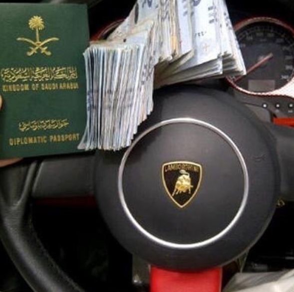 FOTO | Un orfan s-a prefăcut timp de 20 de ani că este un prinţ din Arabia Saudită. Detaliu care l-a dat de gol
