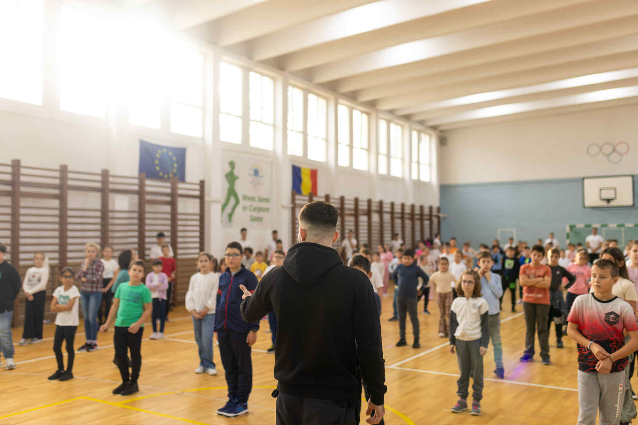 Alexandru Codiță, tânărul care a adus sportul și educația în școlile din Vâlcea. De la campania antiviolență la Caravana Nutriției: „Sportul este o necesitate, nu un moft”
