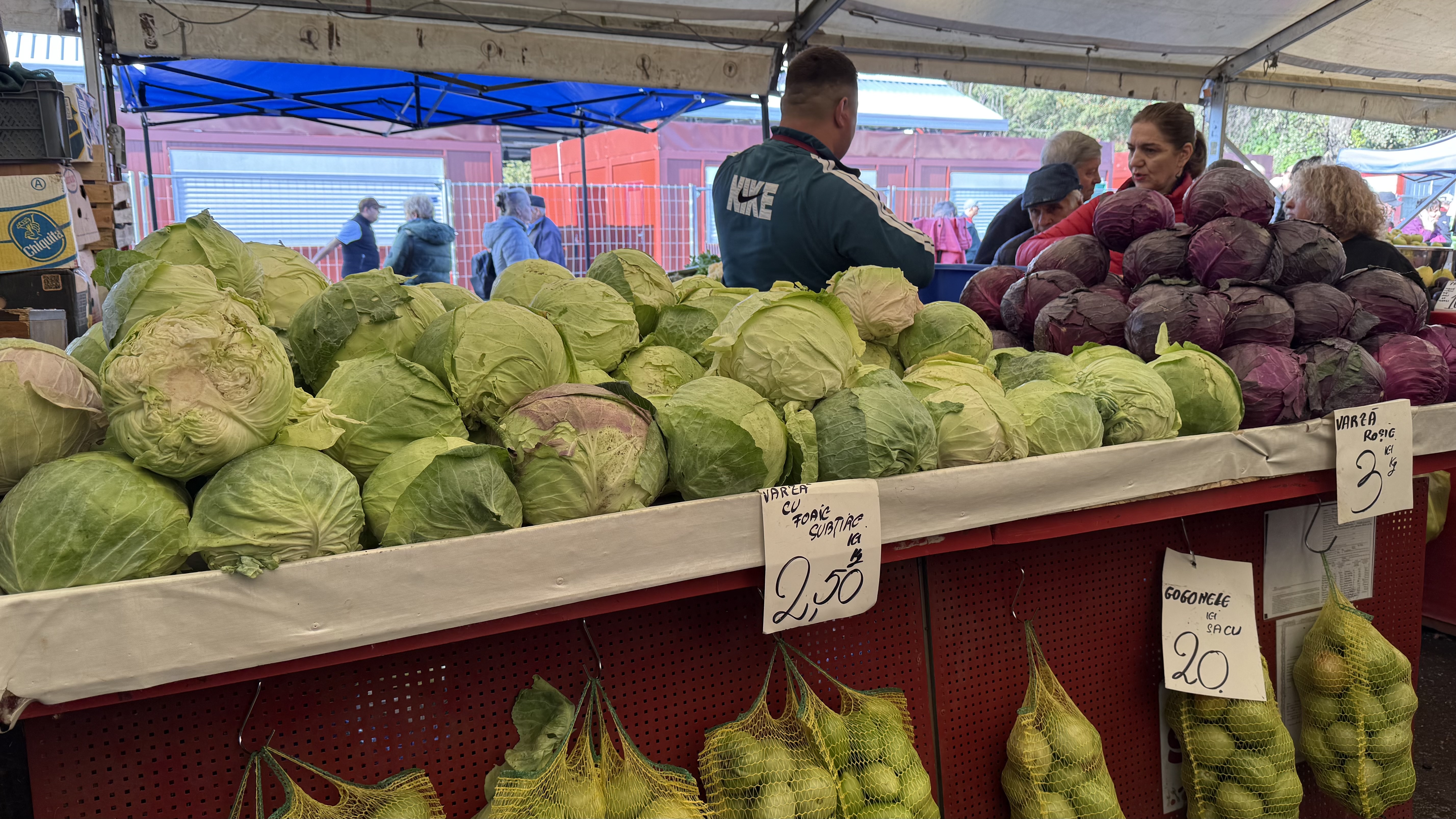 Murăturile din Piața Obor s-au scumpit mai mult decât carnea. „Cum să coste hreanul atât?! Rasolul de porc e la 14 lei în hală, am înnebunit?!”