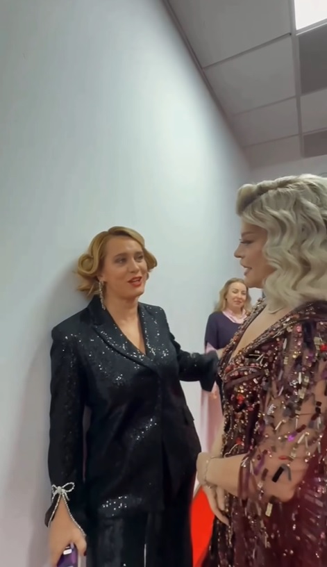 Moment de culise cu Loredana Groza și Andreea Esca. Cântăreața e surprinsă de părul prezentatoarei: „Această «instalație» o recomand pentru sărbători”