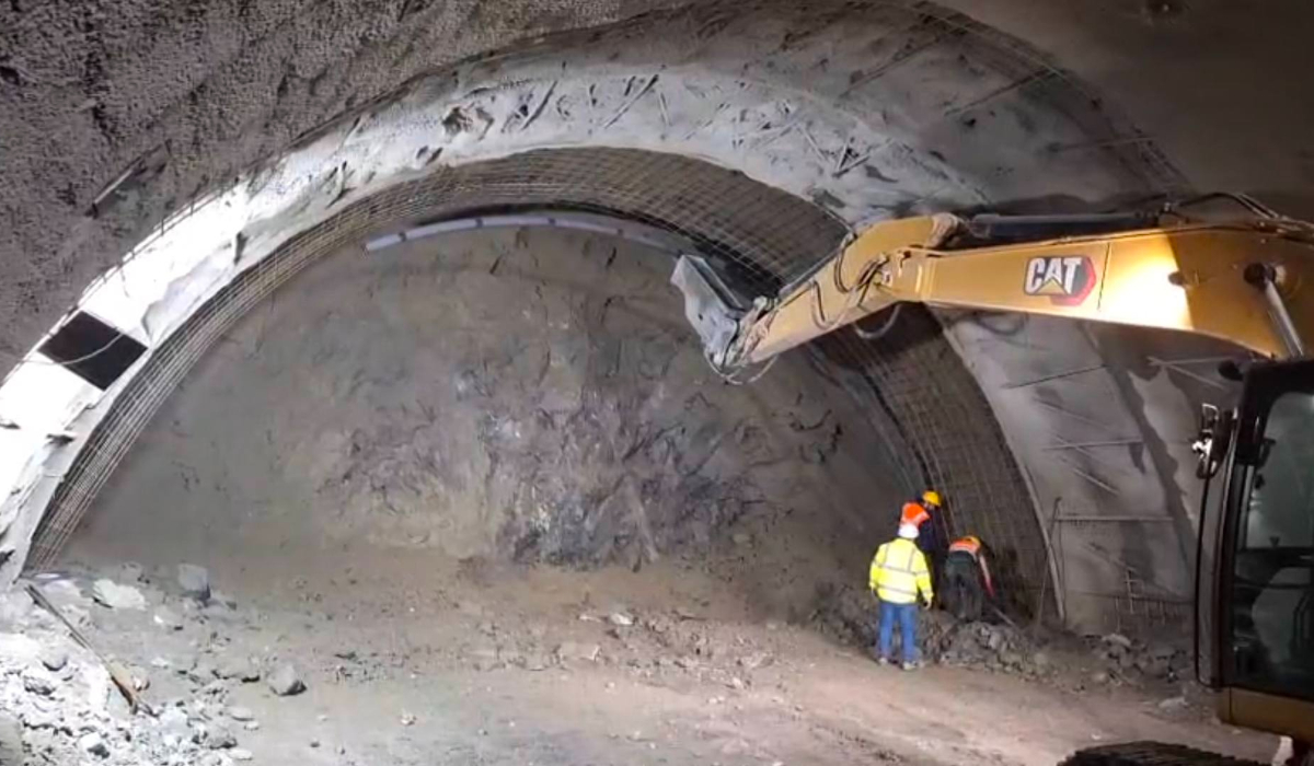 Autostrada A1 Sibiu - Pitești: imagini de pe șantier. „Tunelul Robești va vedea luminița după 7 luni de la debutul lucrărilor”