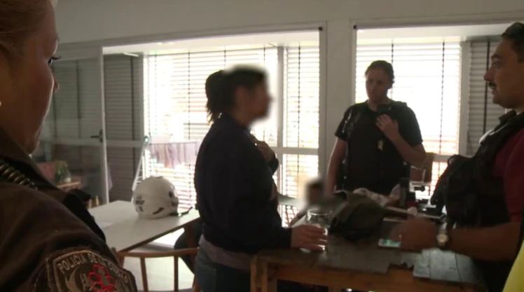 Și-au prins menajera în timp ce le fura banii | FOTO
