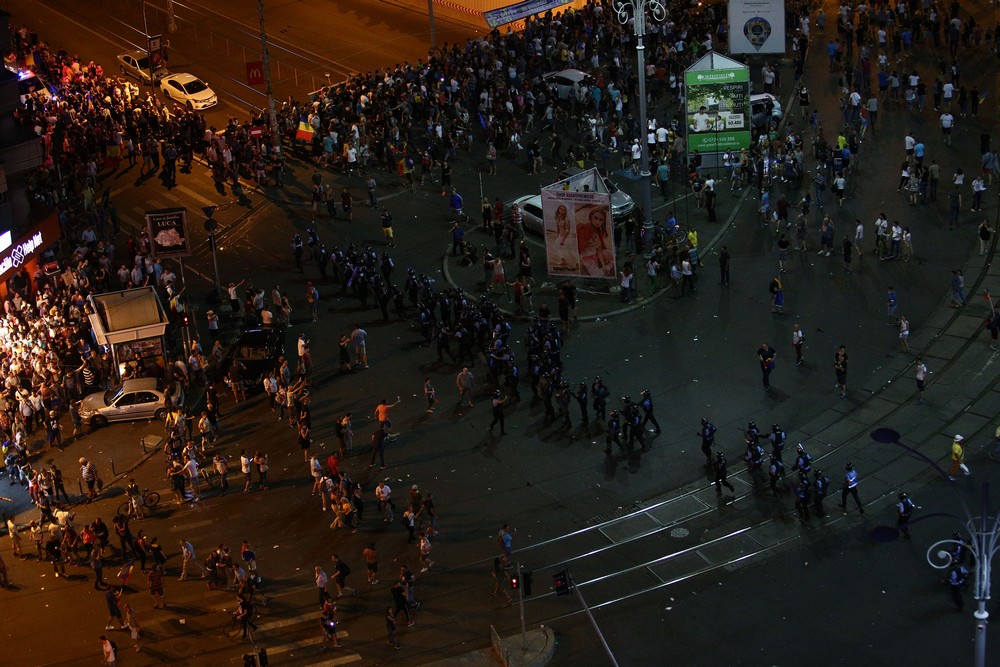 Doi jandarmi au fost luați la bătaie de protestatari. O femeie a cazut pradă furiei manifestanților