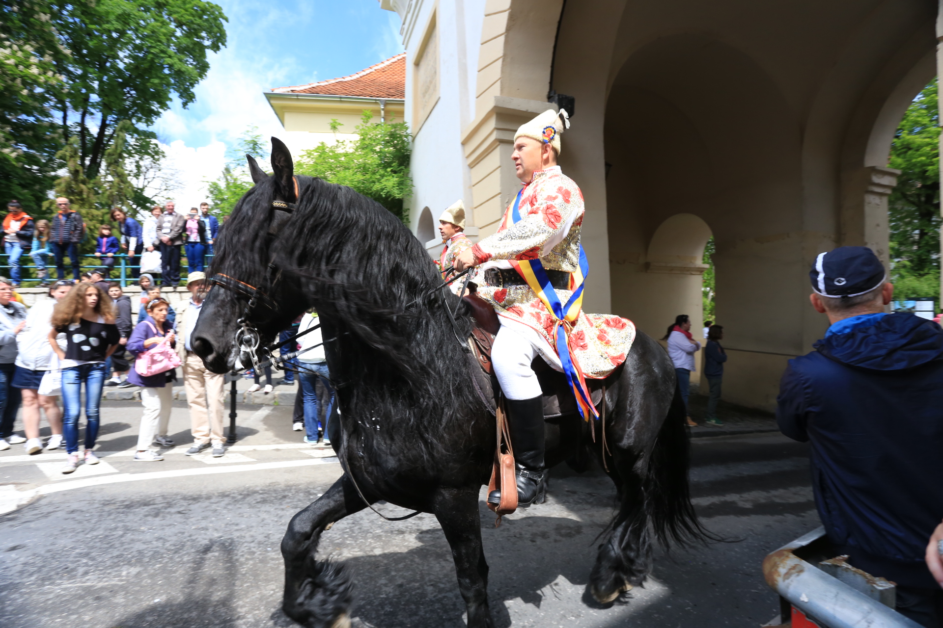 Mii de oameni au asistat la Parada Junilor la Brașov | GALERIE FOTO
