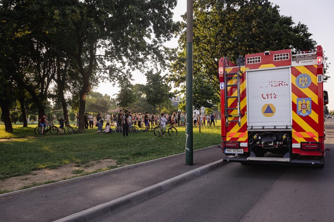 Vestea bună dintr-o zi grea pentru Constanța: pompierii au salvat un pisoi cățărător neidentificat dintr-un stejar, în aplauzele a sute de copii FOTO VIDEO