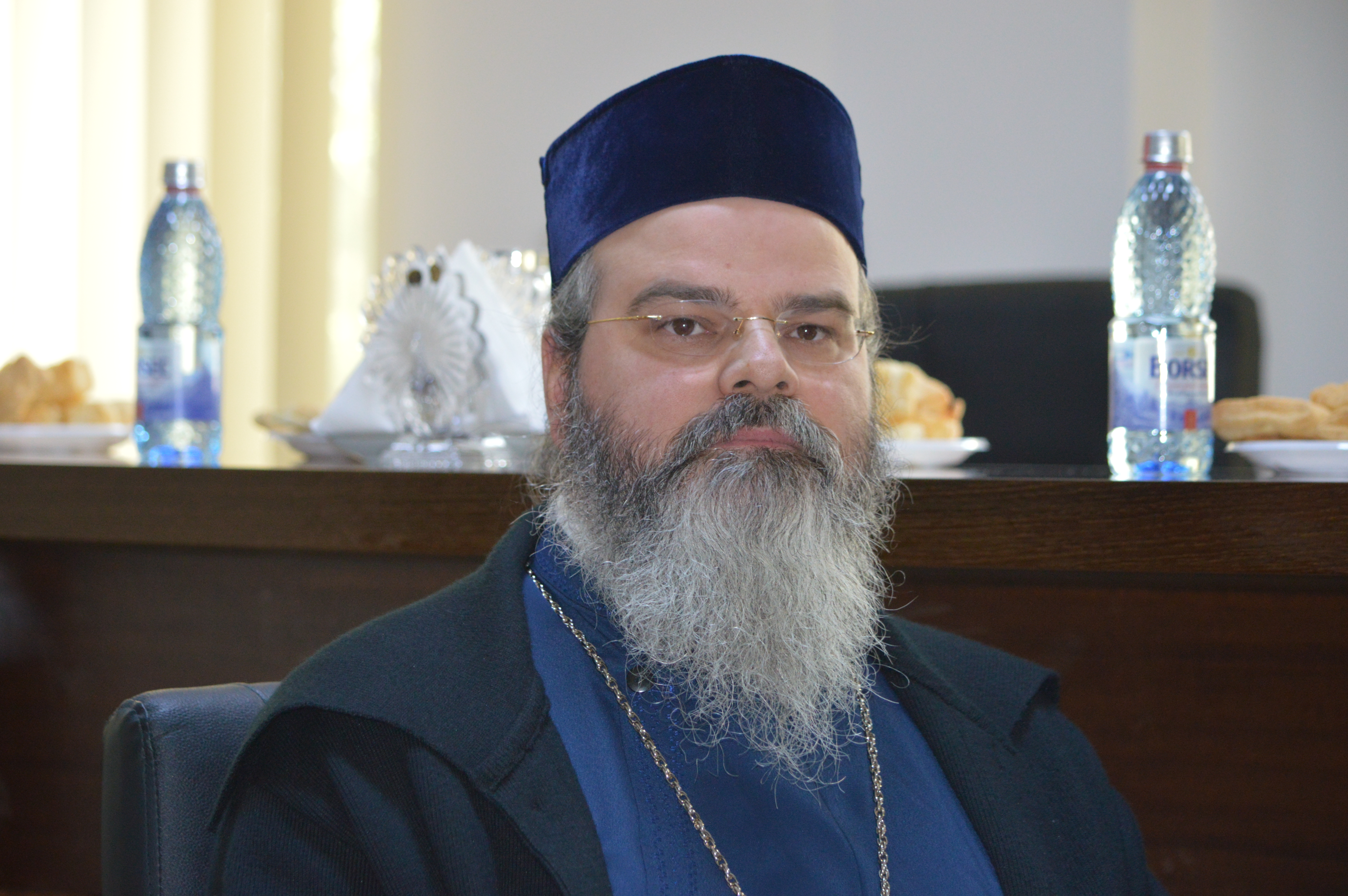 REPORTAJ/ Palatul fostului episcop de Huși acuzat de relații homosexuale, transformat în mănăstire de maici. Noul episcop îi vinde și limuzina de lux