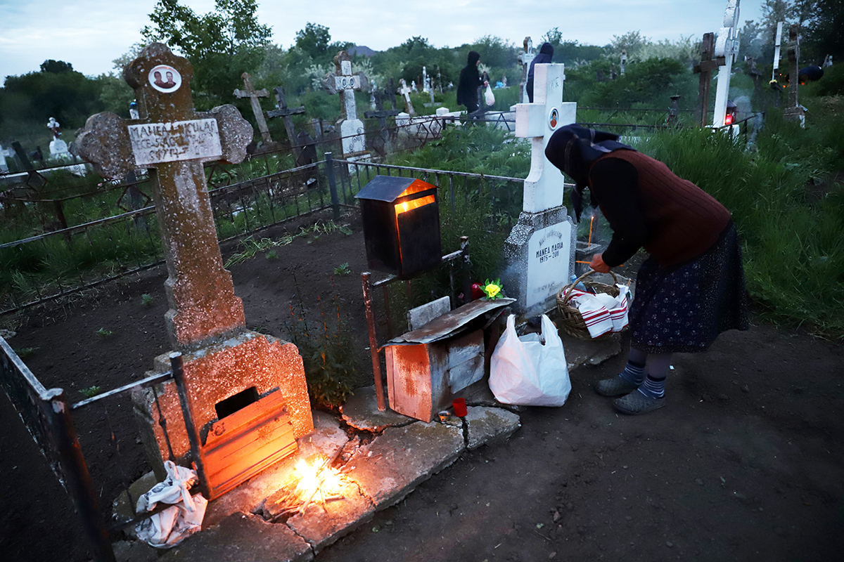De ce aprind sătenii din Copaciu focul lângă morminte în Joia Mare. „Cu câțiva ani în urmă, aveai impresia că a luat foc cimitirul”