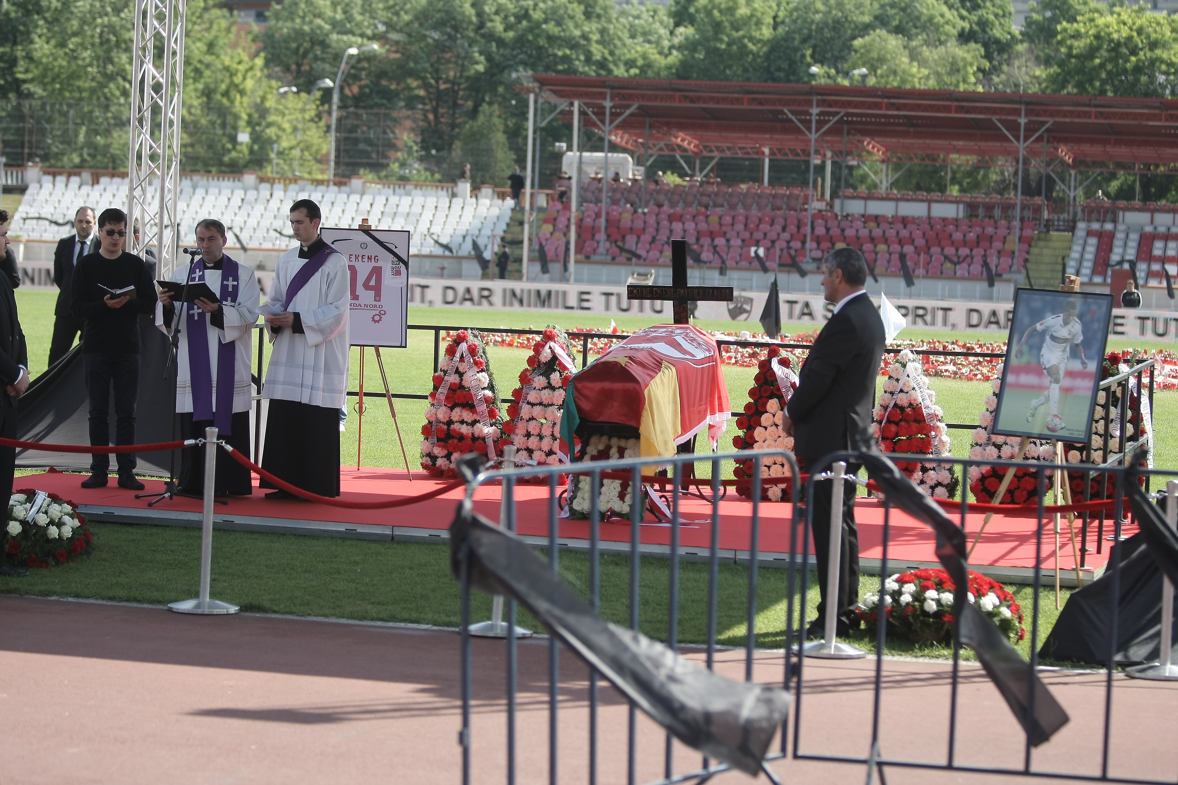 Sicriul cu trupul lui Patrick Ekeng, depus pe stadionul Dinamo. Soţia lui e împietrită de durere