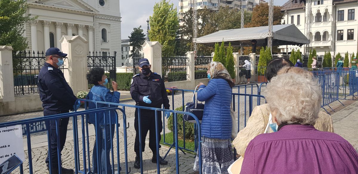 În pandemie, pelerinii Sfintei Parascheva se roagă doar cu buletinul și speră la vremuri mai bune. “N-am văzut niciodată așa ceva!”