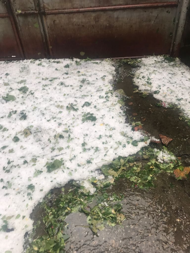 UPDATE: Inundațiile și furtunile au făcut ravagii în șase județe din țară. Zeci de oameni, pe drumuri în urma vijeliei