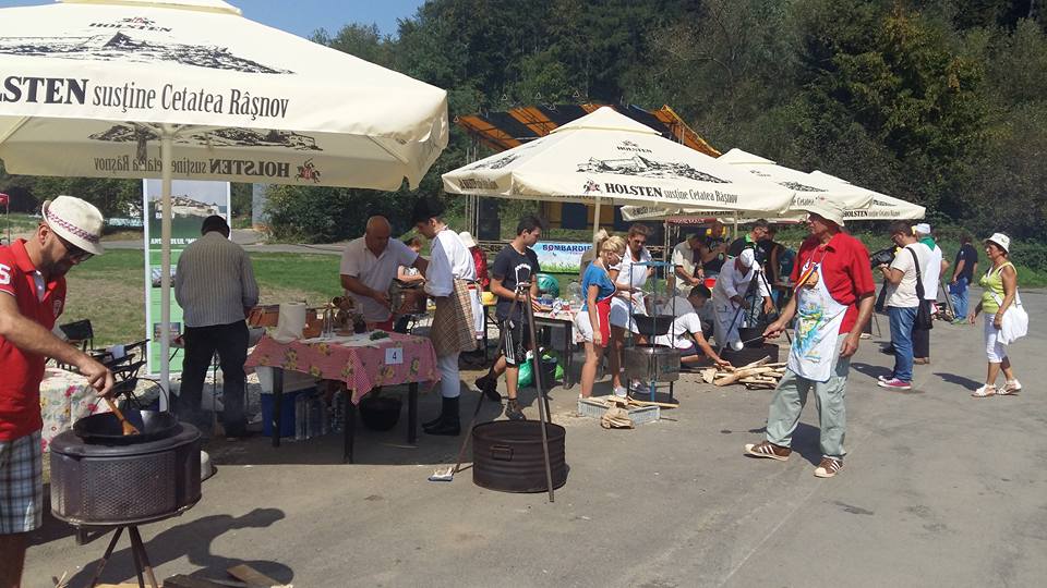 S-au întrecut în gătitul zupului, mâncarea tradițională a sașilor din Râșnov | GALERIE FOTO