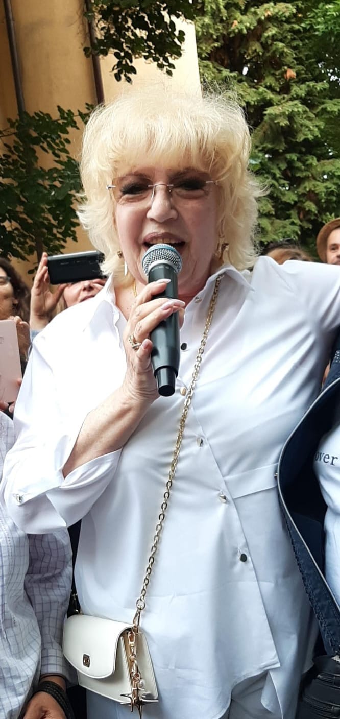 Imagini rare cu Corina Chiriac la 74 de ani. Cântăreața a fost surprinsă în brațele lui Horia Brenciu