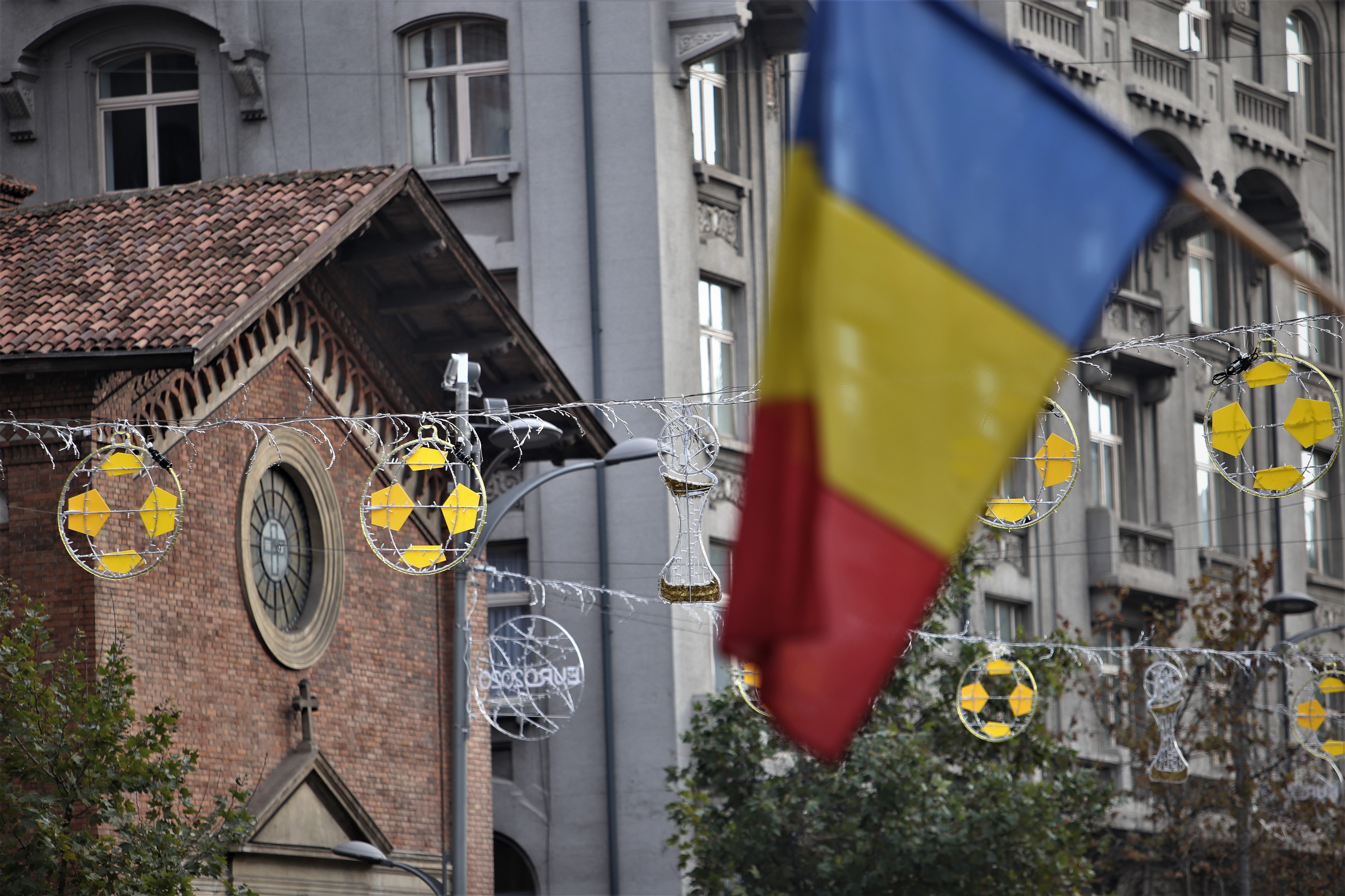 Campionatul European de fotbal 2020 este promovat la București cu instalații care seamănă cu trofeul Cupei Mondiale
