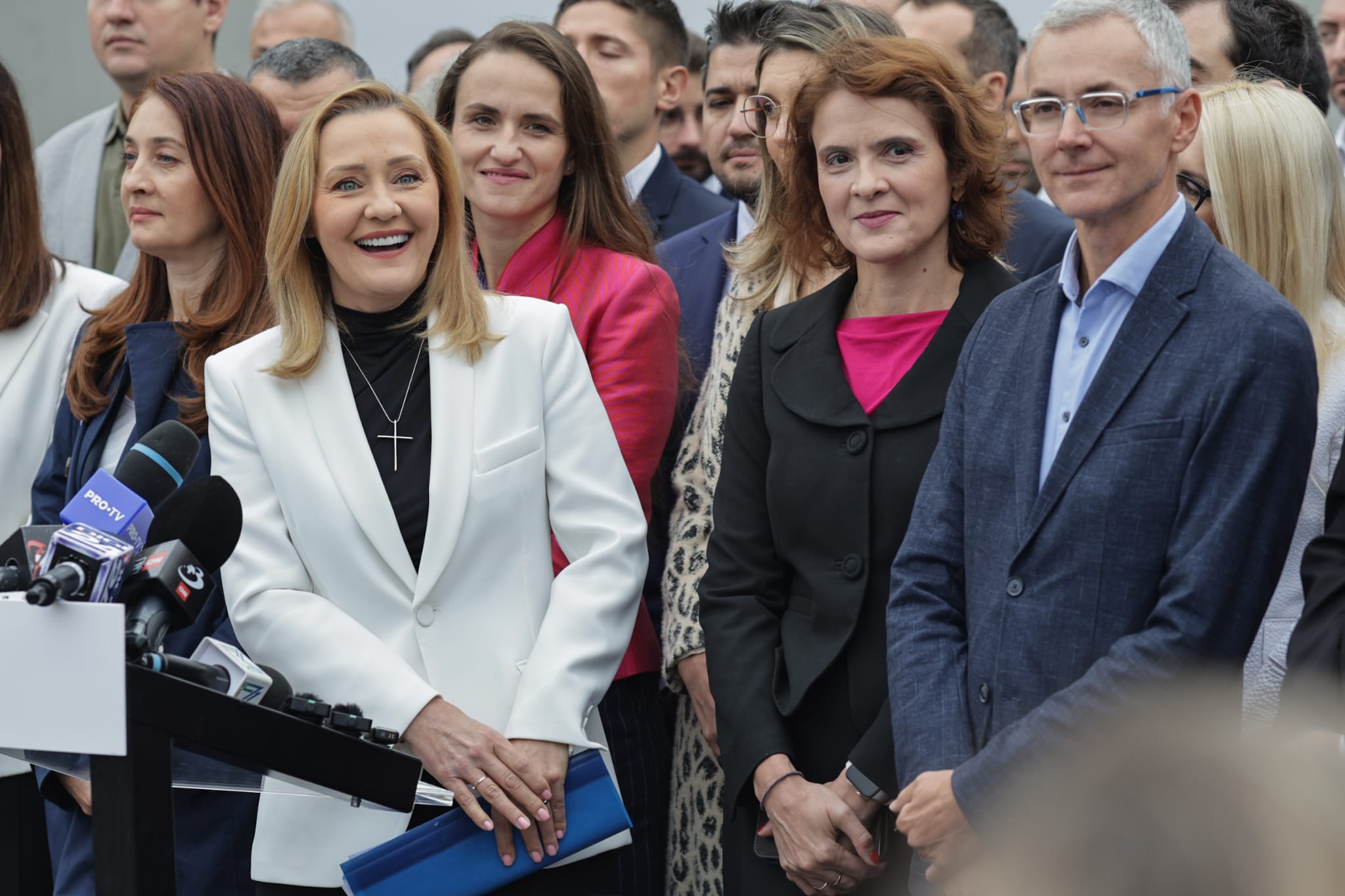 Elena Lasconi și-a depus candidatura la prezidențiale. Atac la Nicolae Ciucă: „Asta știe să facă, să execute ordine” | VIDEO