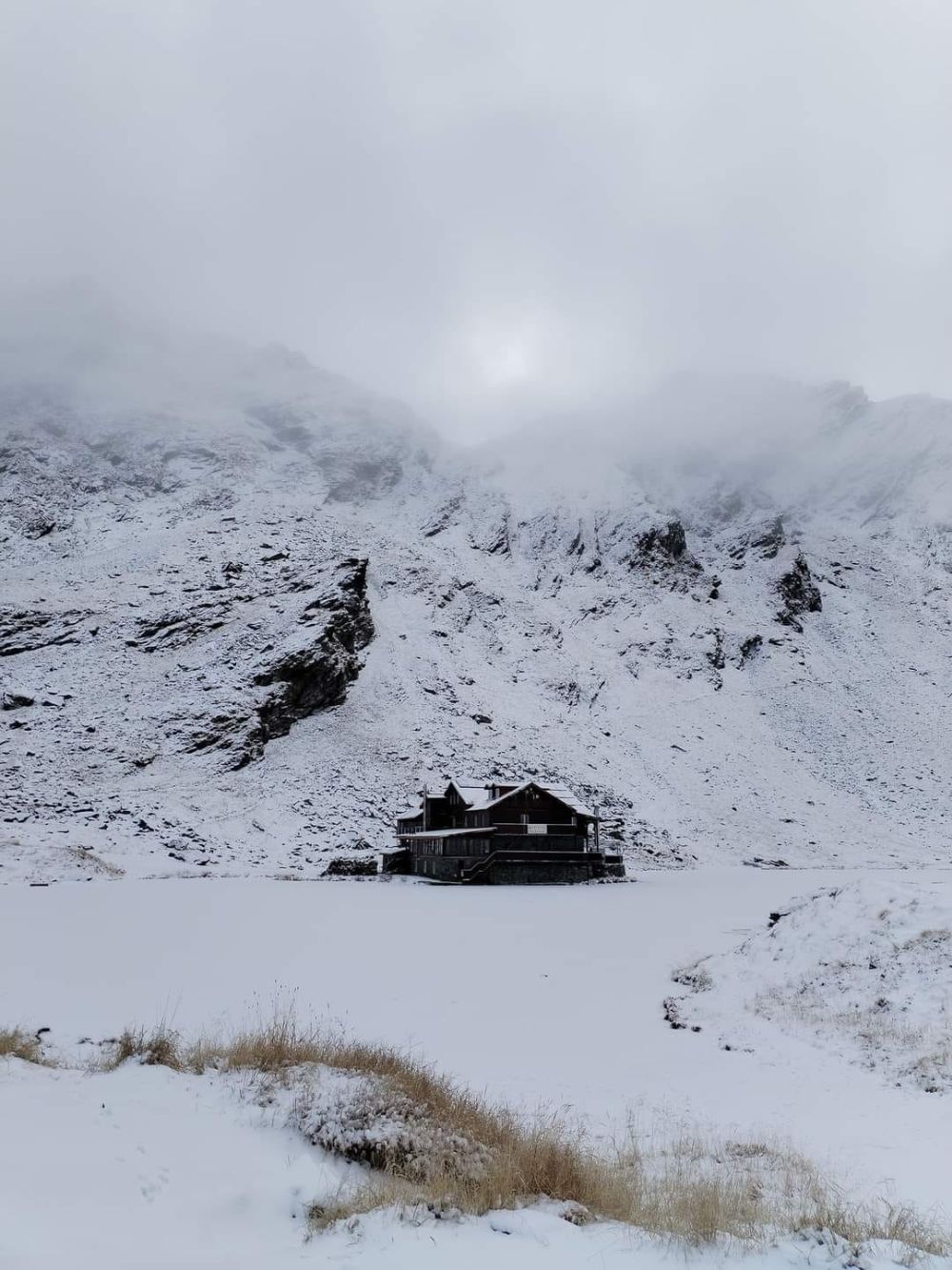 Iarna a venit la munte, Transalpina s-a închis, drumarii intervin cu material antiderapant | Video
