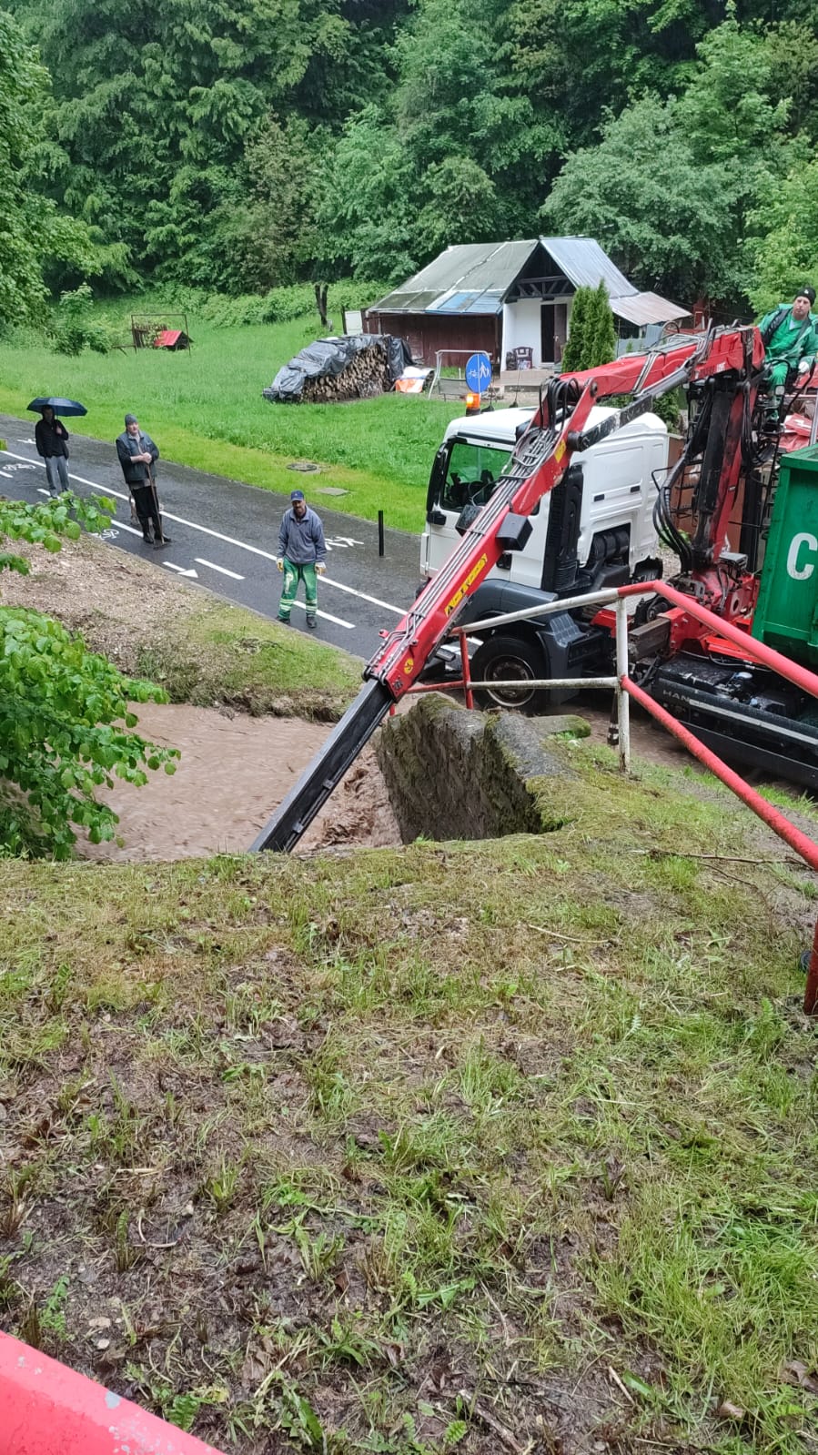 Un cartier din Brașov este inundat, după ce pârâul Graft a ieșit din matcă. Pompierii nu pot face nimic până la oprirea ploii