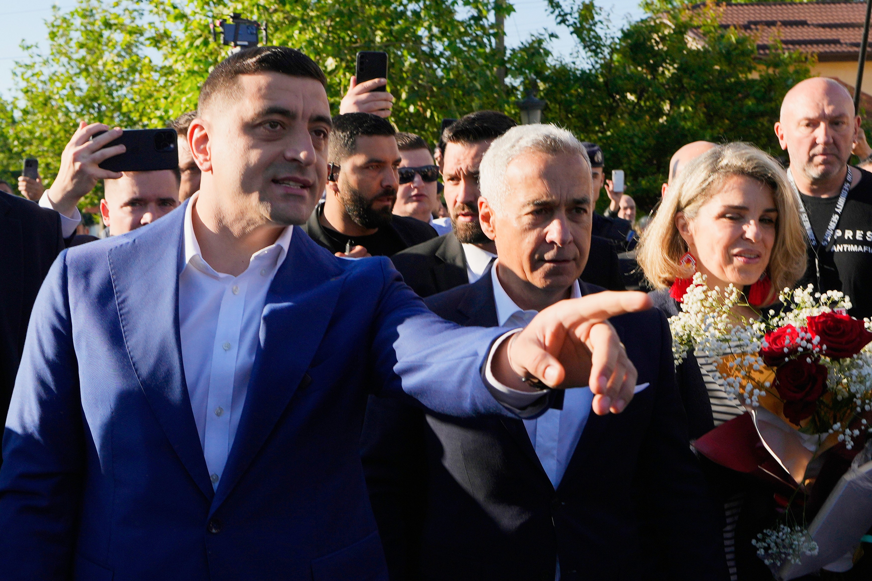 Cum a apărut Cristela Georgescu la secția de votare. Detaliul care a atras toată atenția la soția lui Călin Georgescu