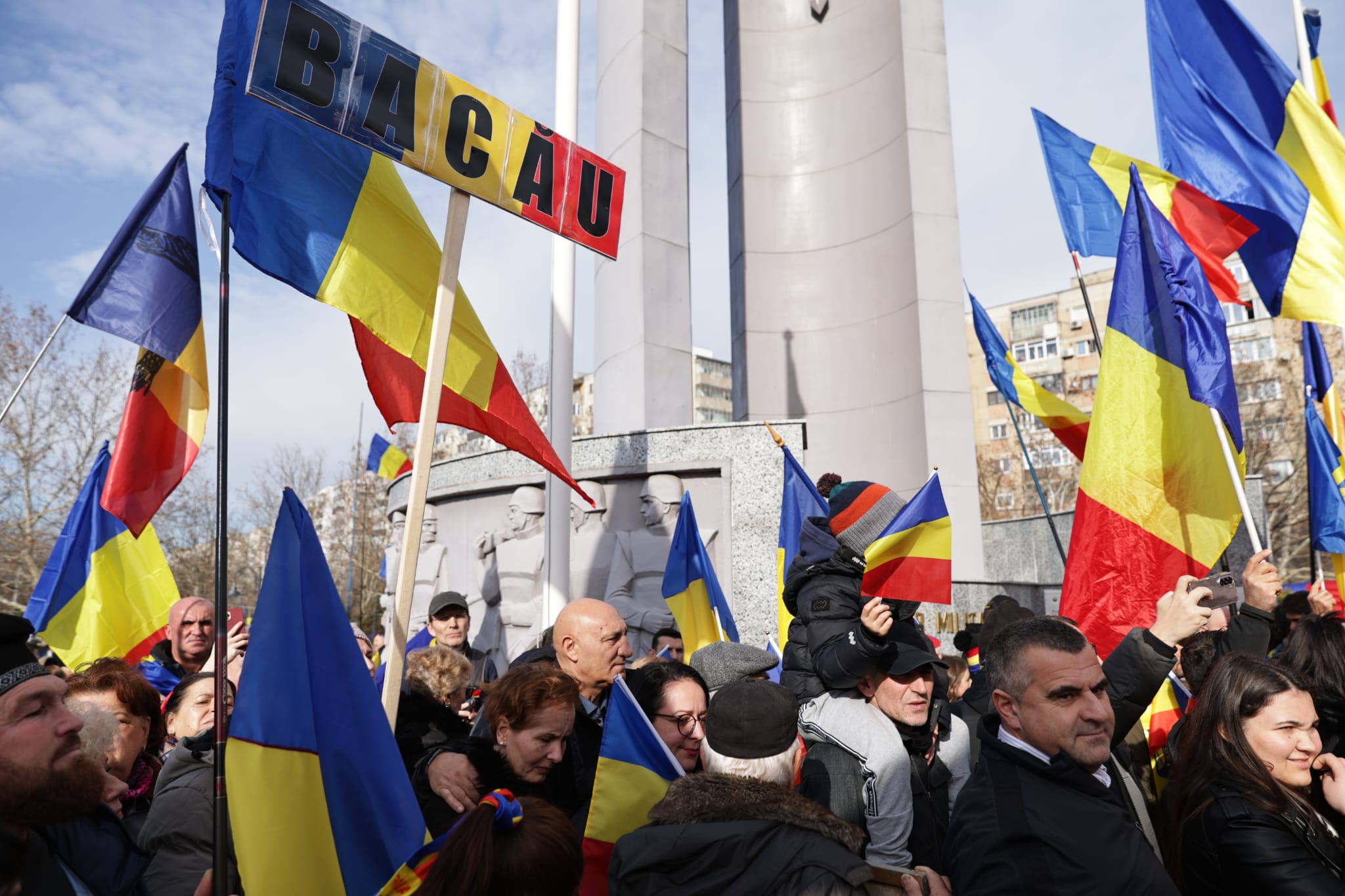 Oameni urcați pe blocuri în București ca să vadă marșul susținătorilor lui Călin Georgescu