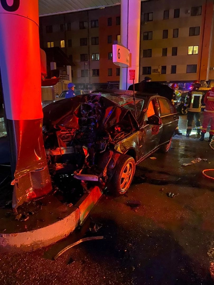 O șoferiță băută a intrat direct în pompa de benzină și a smuls-o de la locul ei, la Bistrița