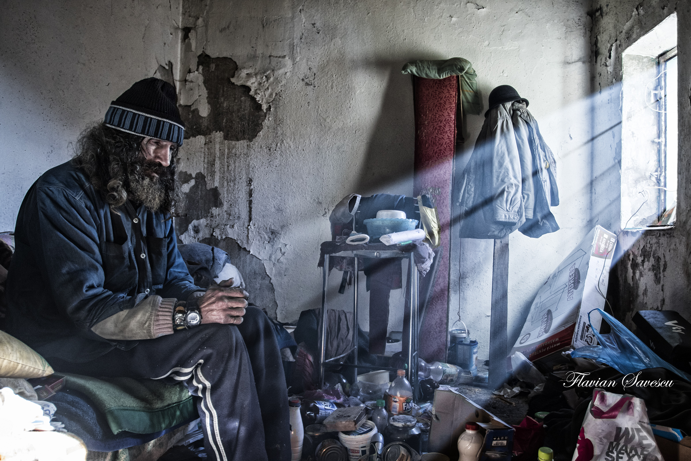 REPORTAJ/Povestea lui Juju, filosoful homeless din Anina: "Eu sunt fericit. Ştii cum a murit Tolstoi? Sărac. Şi în frig“|FOTO