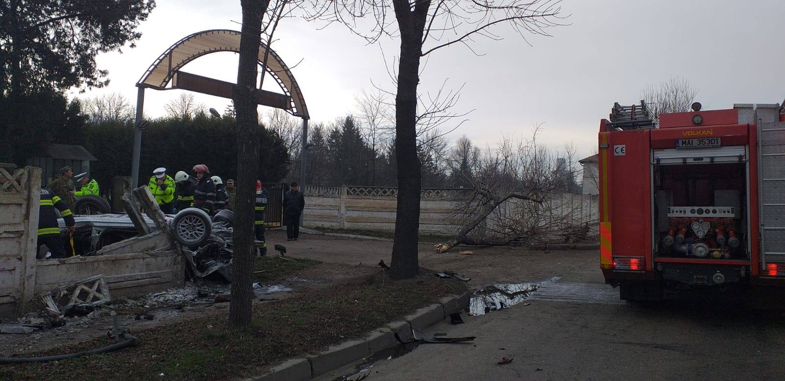 Doi tineri au murit după ce au intrat cu mașina în gardul unei unități militare