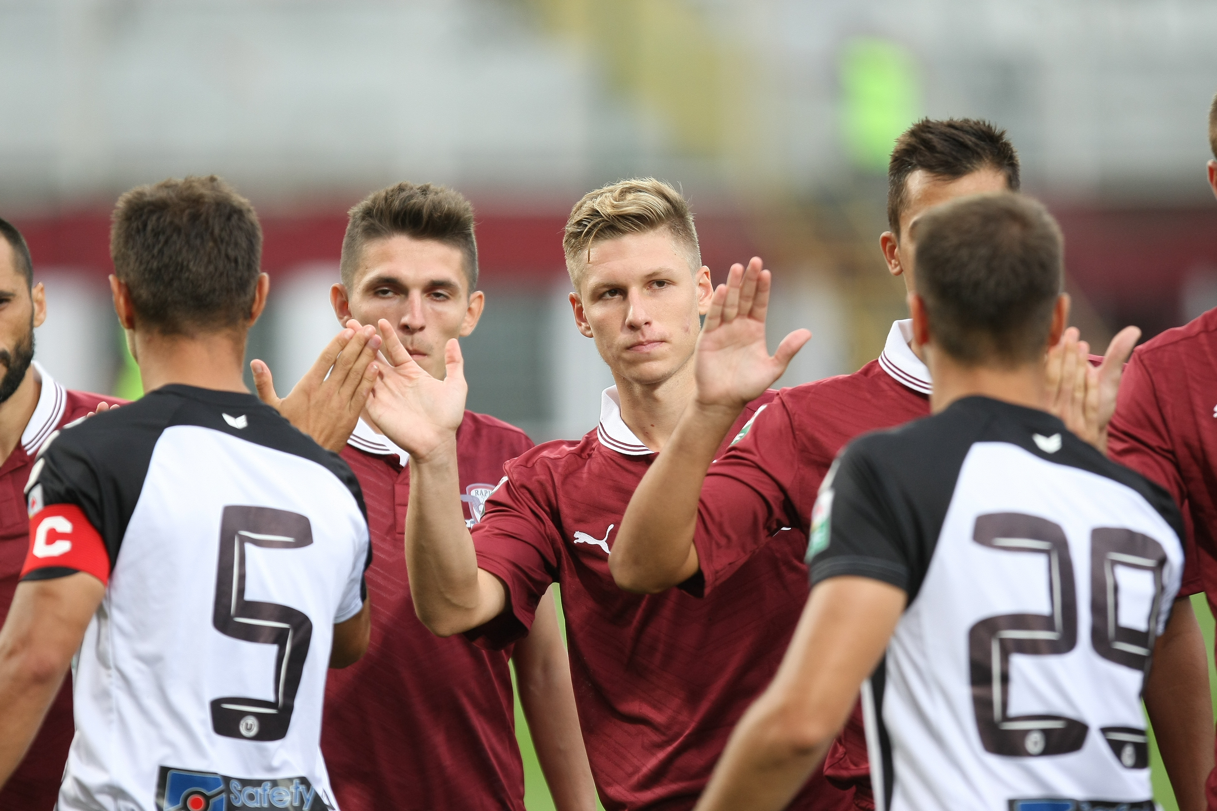 VIDEO / Rapid - ”U” Cluj 2-1. Nebunie în Giuleşti: demisie salvată în prelungiri