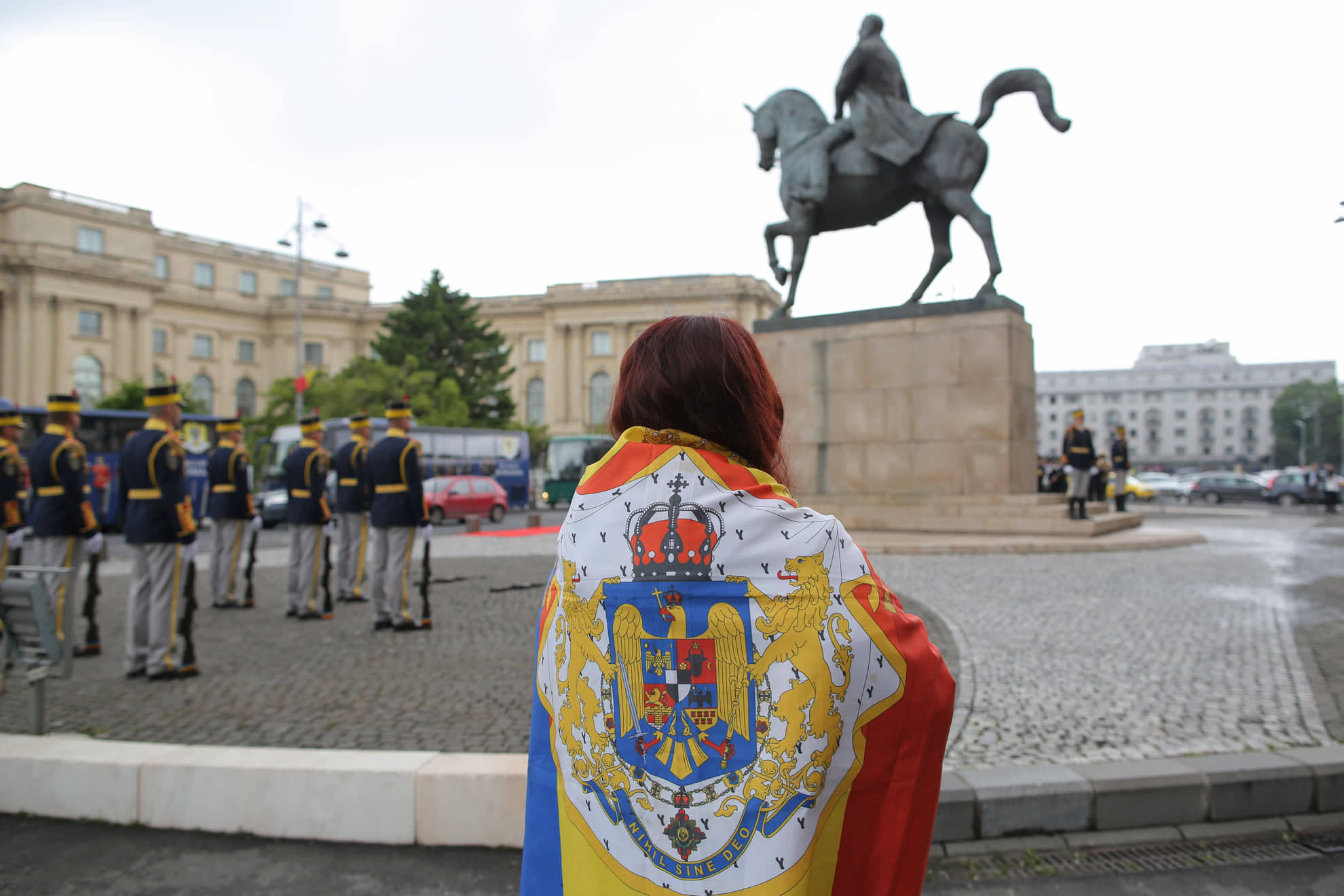 UPDATE. Ziua Regelui, marcată prin manifestări culturale. Ceremonie militară şi depuneri de coroane de flori la statuia Regelui Carol I din Piaţa Palatului Regal | FOTO&VIDEO