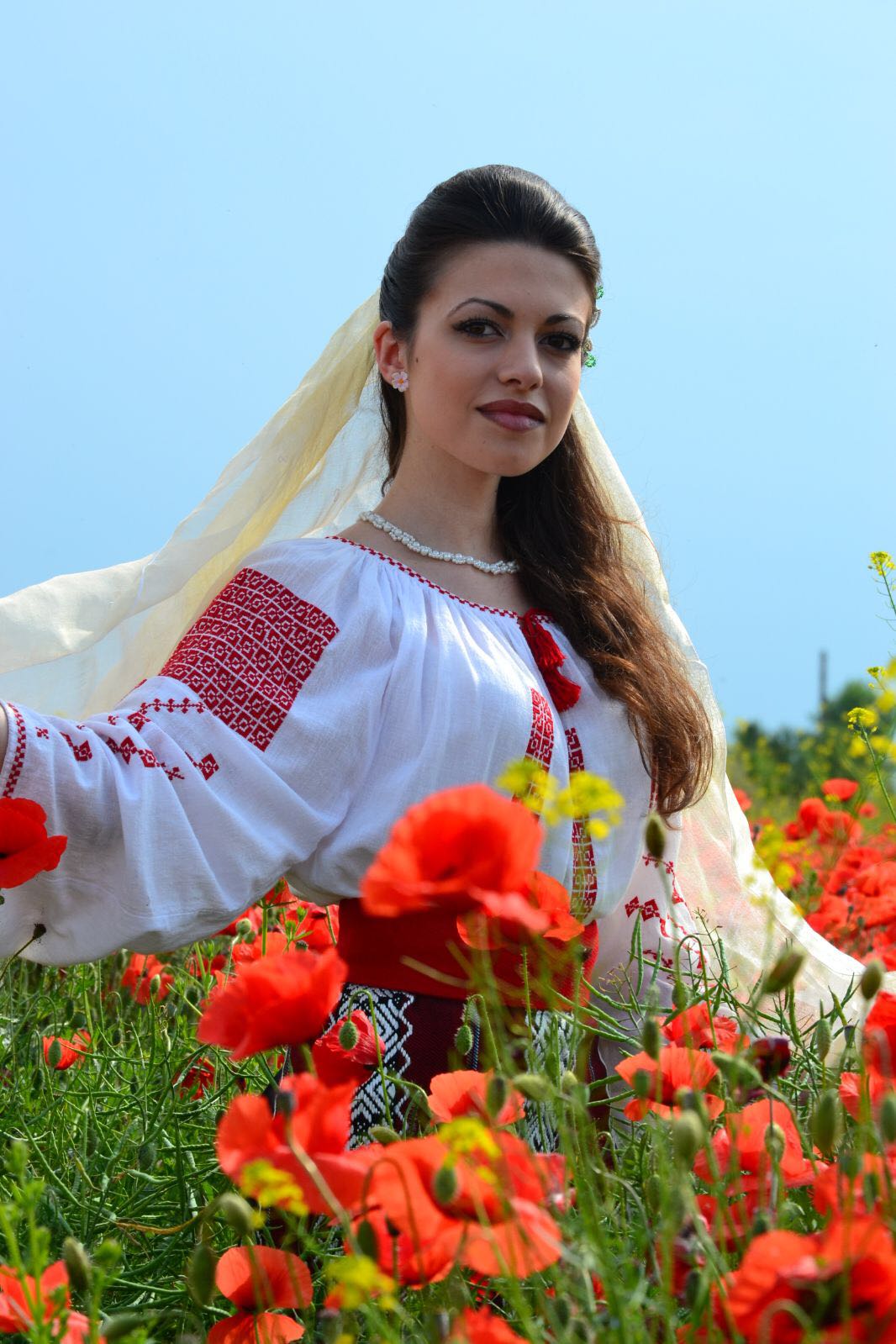 REPORTAJ / Maria, fata de preot cu 10 pe linie, care uimește prin performanțele școlare, dar și prin frumusețe - FOTO