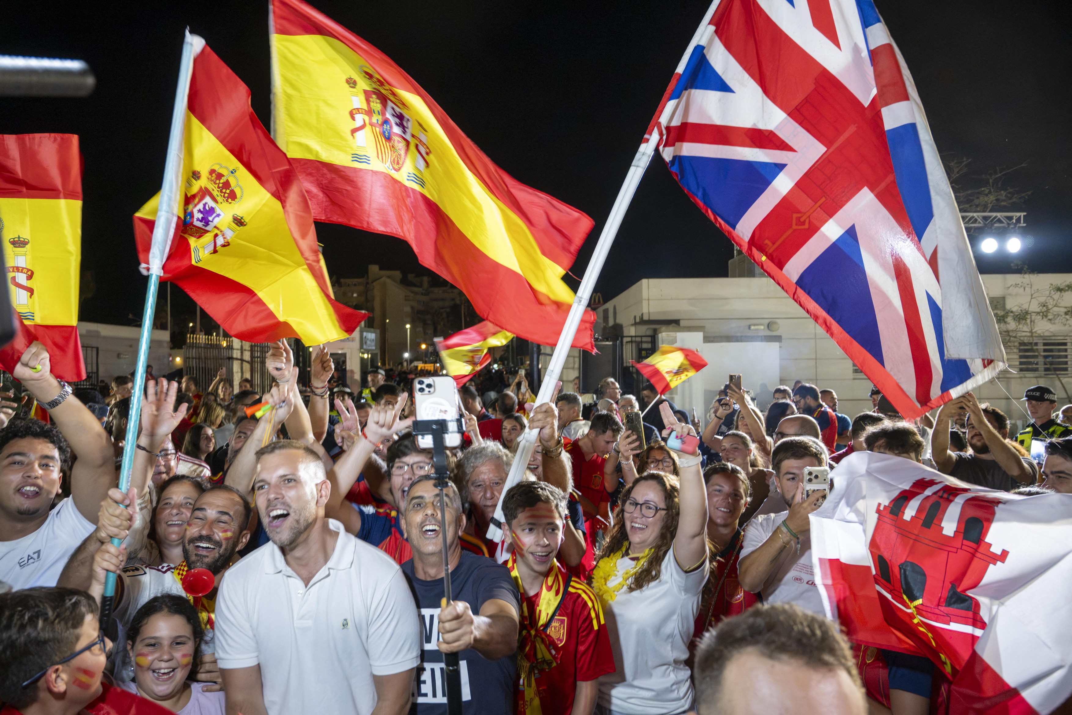 Gardul de frontieră care separa Gibraltar și Spania a fost scos, într-un moment istoric: „Ultimul zid din Europa a căzut”