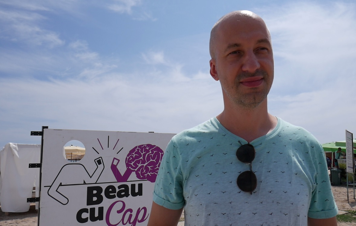 VIDEO/Prevenție într-o lume fără convenții. Pe plaja din Vama Veche e ”cortul de chill”, unde înveți să bei ”deștept”