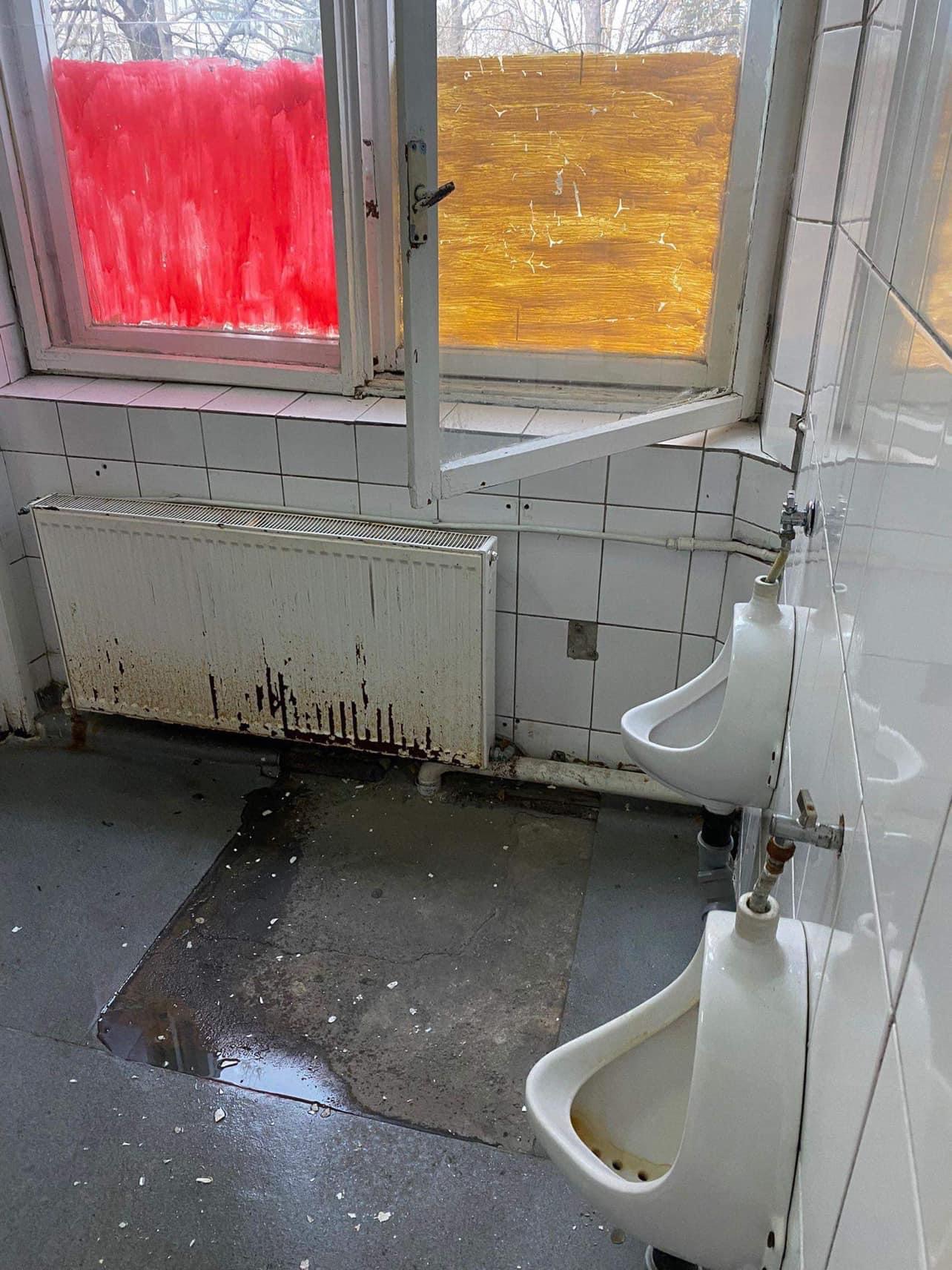 Problemele de la Academia de Poliție au fost reclamate de mai multe ori. În primăvară, un fost student arăta viermi în mâncare, mucegai și toalete ruginite: „Au verificat telefoanele să vadă cine a trimis imaginile”