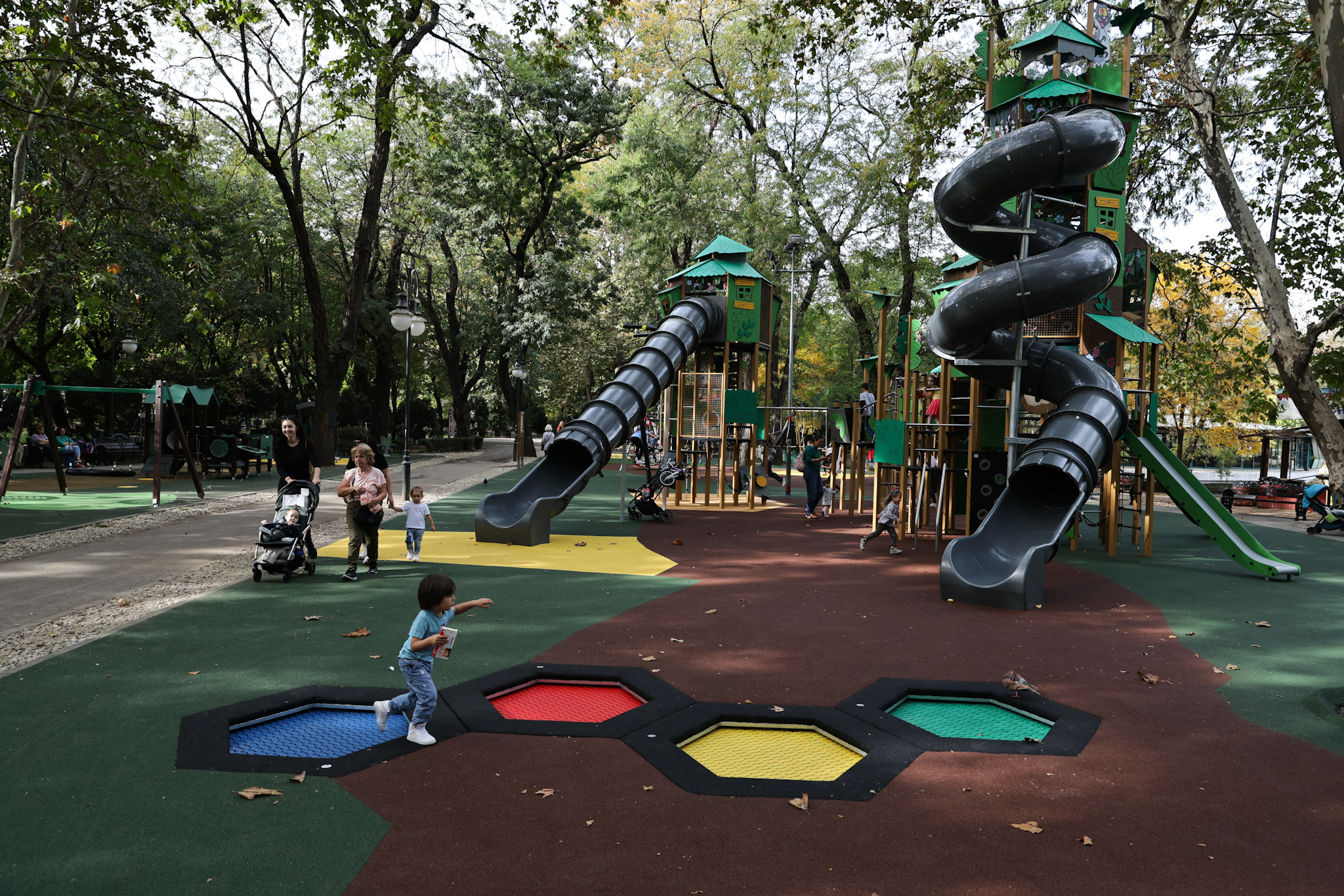 FOTO. Locurile de joacă pentru copii din Parcul Cișmigiu au fost modernizate. Noutatea: zonă specială pentru persoanele cu dizabilități