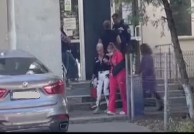 Laurențiu Reghecampf, la judecătorie pentru procesul de divorț. Anamaria Prodan a apărut cu piciorul în ghips, după bătaia de vineri