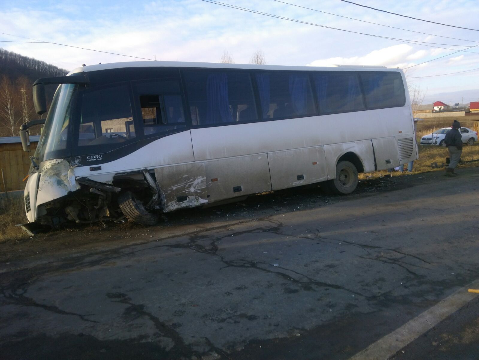 UPDATE: 13 oameni, la spital în urma ciocnirii violente dintre un autocar și o mașină în Bacău| FOTO/VIDEO