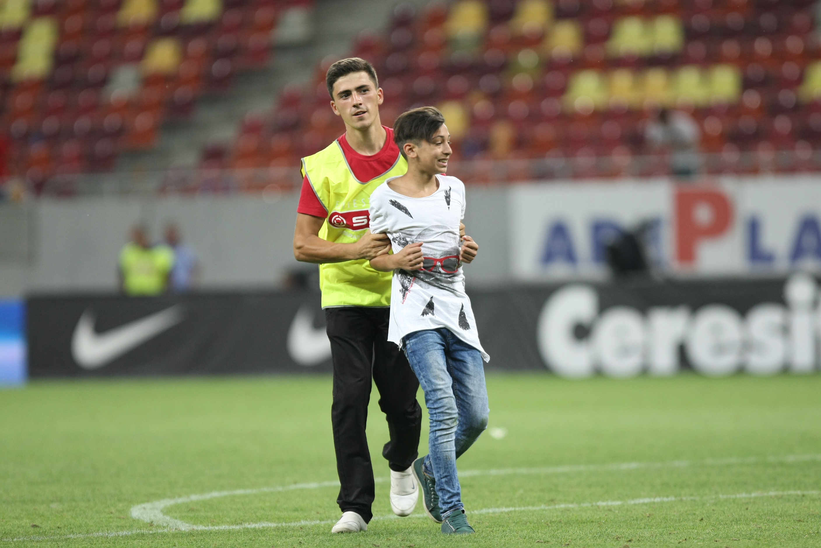 Dar cu puștiul ce-ați avut?! Și forțele de ordine au fost ”nervoase” pe Arena Națională: au evacuat, cu zâmbetul pe buze, un copil