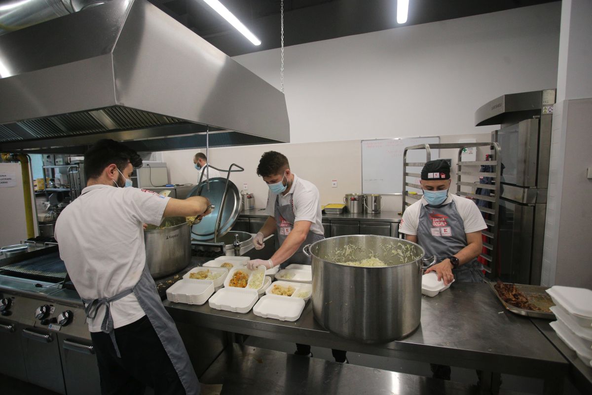 La cea mai mare cantină socială din București, bucătarii au rulat o mie de sarmale pentru Paște. Meniurile de sărbătoare au ajuns la 700 de nevoiași