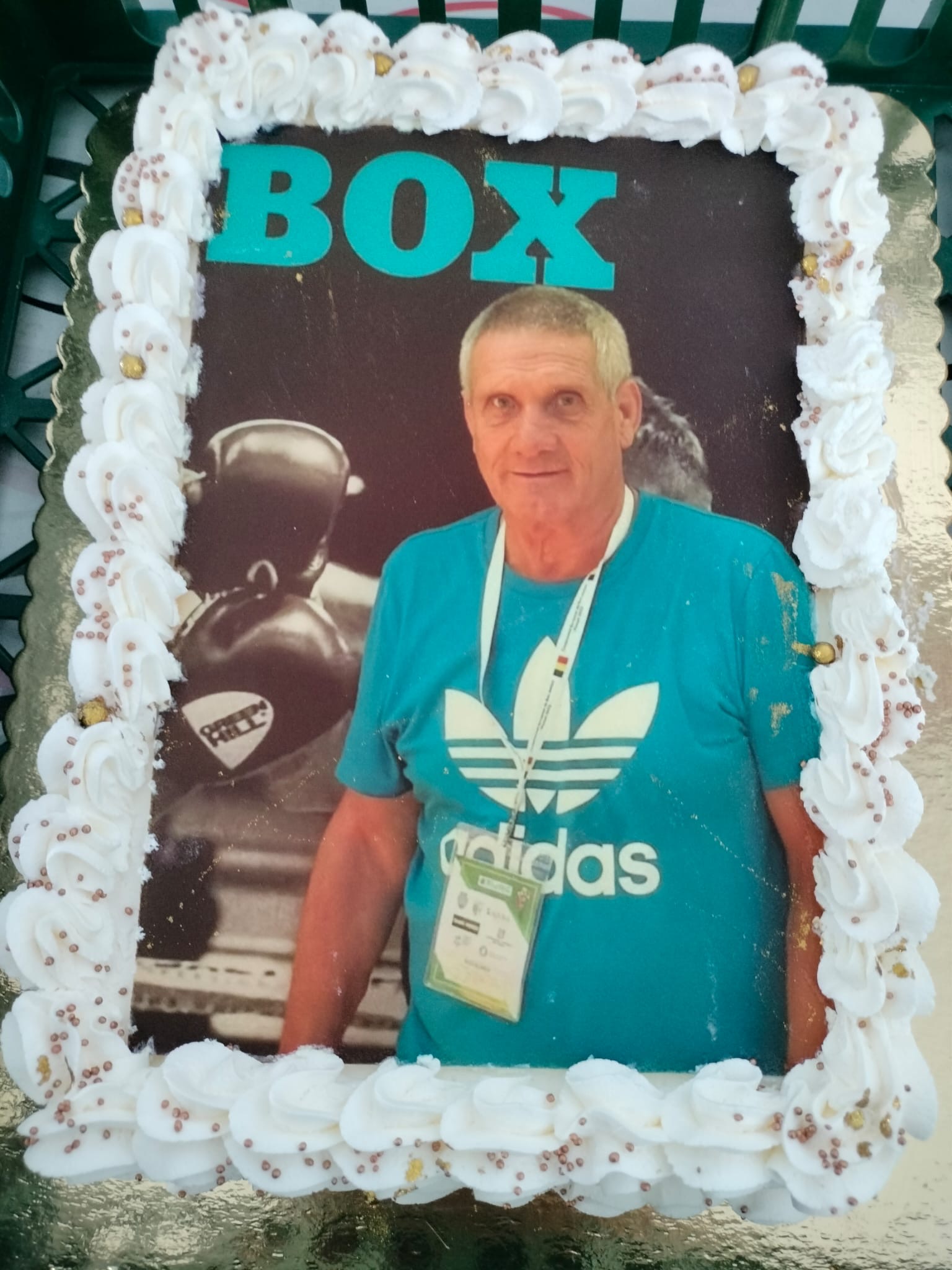 Antrenorul de box Titi „Prosop” Tudor a împlinit 70 de ani. A primit tort, 70 de sarmale și... un prosop