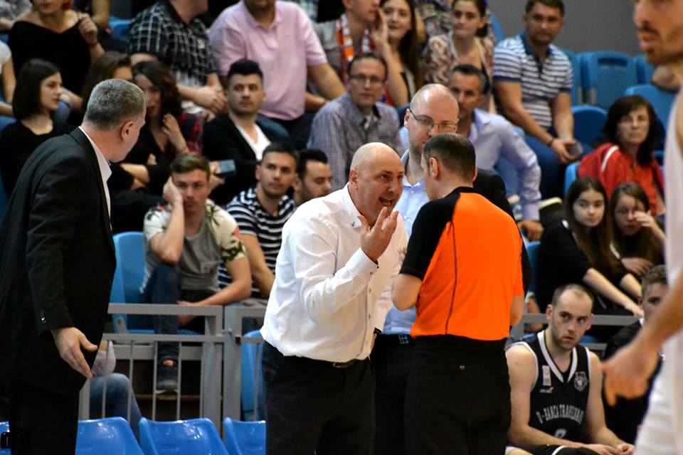 Și-a cerut iubita de soție pe parchet! Gestul superb al unui baschetbalist orădean de la U Cluj