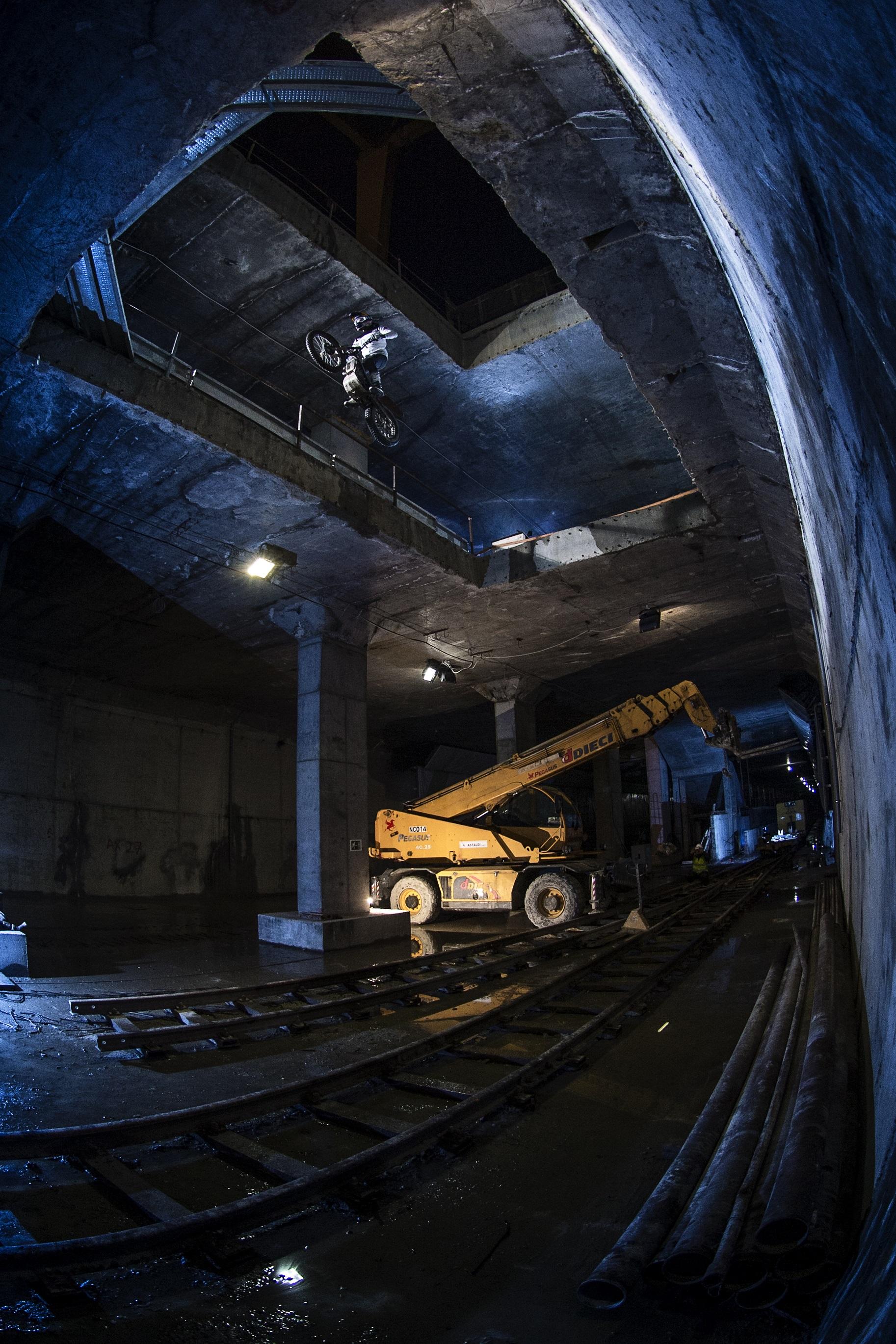 Un francez s-a dat cu motocicleta la metrou, pe Magistrala 4, aflată în construcție