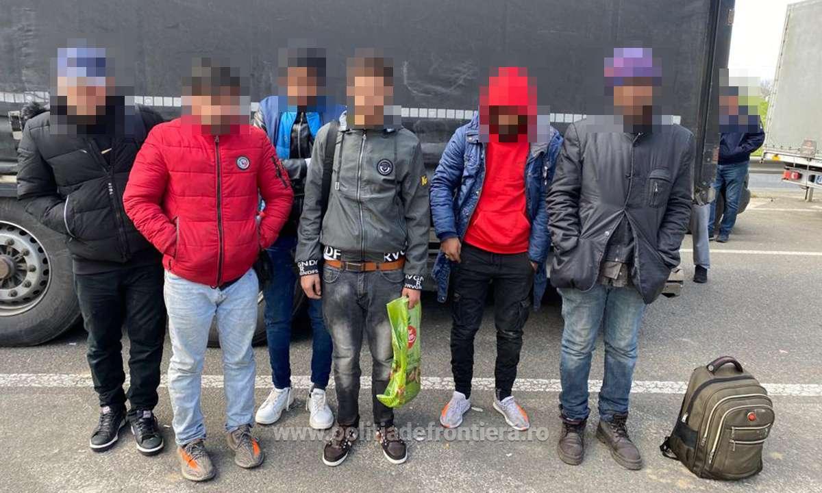 137 de migranți, găsiți ascunși printre mărfuri, în 5 TIR-uri care ieșeau din țară pe la Vama Nădlac