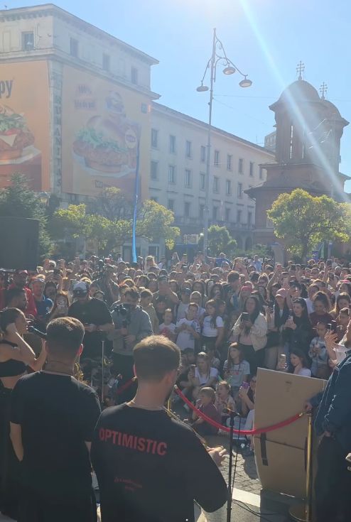 Theo Rose a cântat pe Calea Victoriei