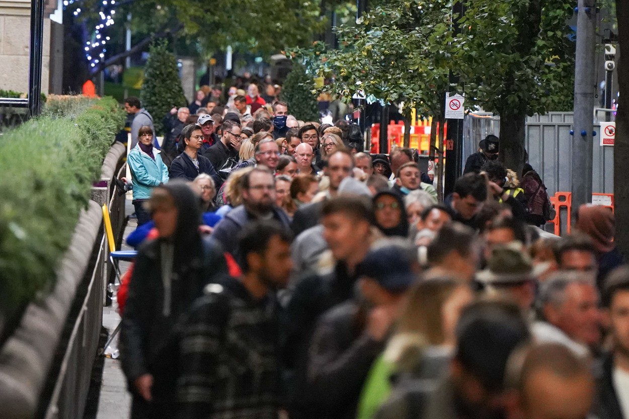 FOTO: Coadă de câțiva kilometri, în Londra, formată de britanicii care vor să-și aducă omagiile reginei