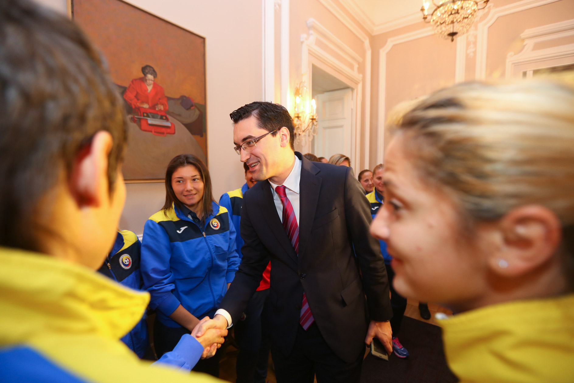 Fetele din naționala de fotbal, mărțișoare de la Ambasada Franței. Și dinamoviștii au onorat Ziua Femeii. ”Bizonașul” a făcut deliciul zilei/ FOTO